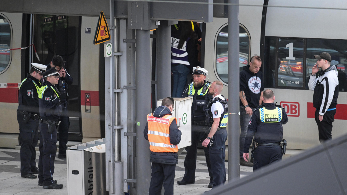 Hamburg Train Station Stabbing Leaves 18 Injured; Female Suspect Detained